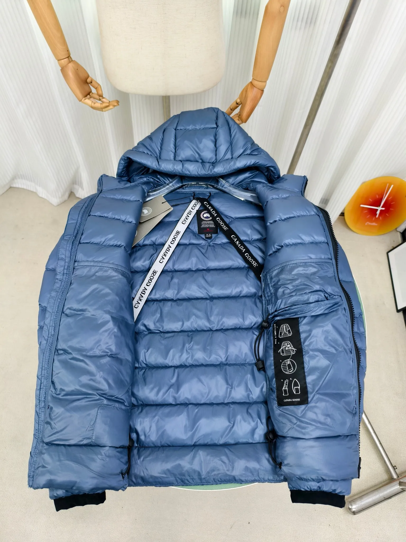 P860 ————2227MB model (high version) Canada goose Crofton hooded down jacket, this is a down jacket suitable for late autumn and early winter: on cold, rainy mornings, it can be used as a layer of warmth inside the rainproof jacket, and can be worn alone in the late autumn and early winter with a little bit of coolness. Filled with white duck down. The Crofton Hooded Jacket is a versatile, lightweight and versatile piece that even packs itself in for easy transport. The inner layer has removable elastic straps, making the jacket easy to carry on the shoulder and hands-free. 2 zippered hand pockets with fleece fabric on the knuckle side for softness and warmth. Color: black with black label, black with red label, ocean blue, superoxide blue, silver birch red label, silver birch black label Size: XS-2XL